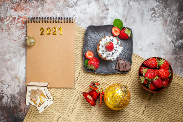 甜点顶视图水果蛋糕和水果在轻背景饼干新鲜圣诞节