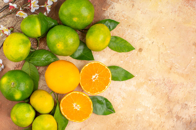 新鲜在浅色背景上俯瞰酸绿色的橘子异国情调光饮食