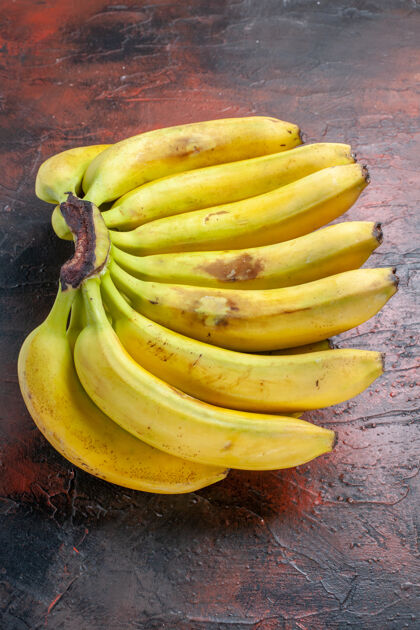 营养顶视图黄色香蕉在黑暗的背景很多黄色香蕉背景