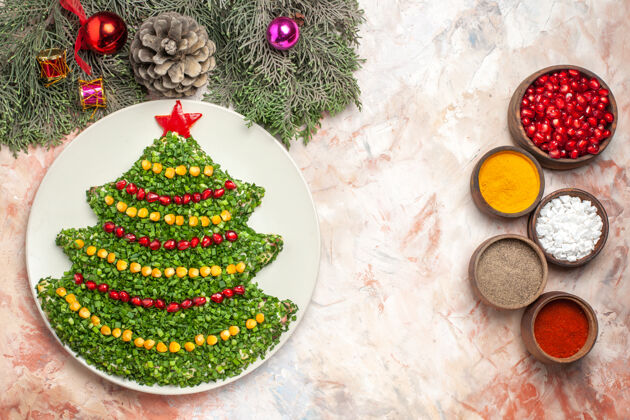 年顶视图美味的节日沙拉在新年树形状与调味品在灯光背景饭背景新的