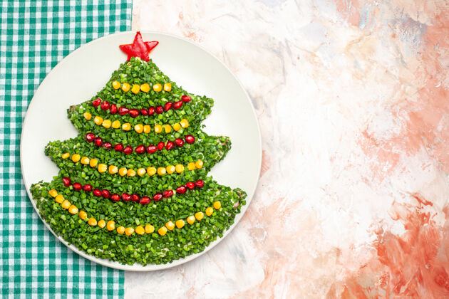 树顶视图美味的绿色沙拉在圣诞树形状的灯光背景新年健康形状