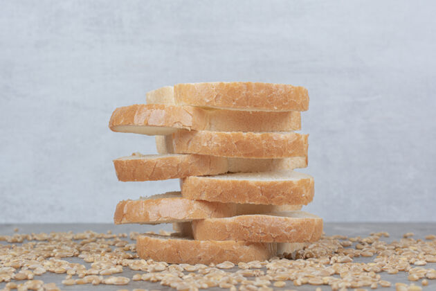 面包房在大理石表面放一套燕麦面包片套餐小块面包