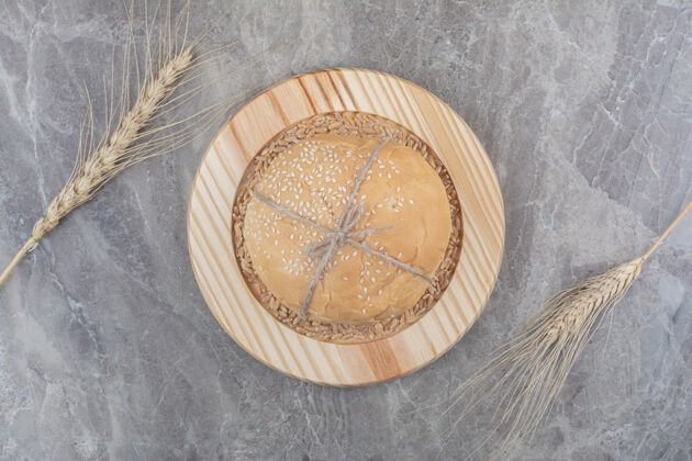 面包一条白面包 木板上有燕麦粒糕点面包房小麦