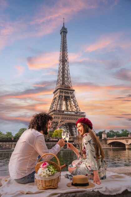 成人一对幸福的夫妇在埃菲尔铁塔前举杯年轻人欢乐