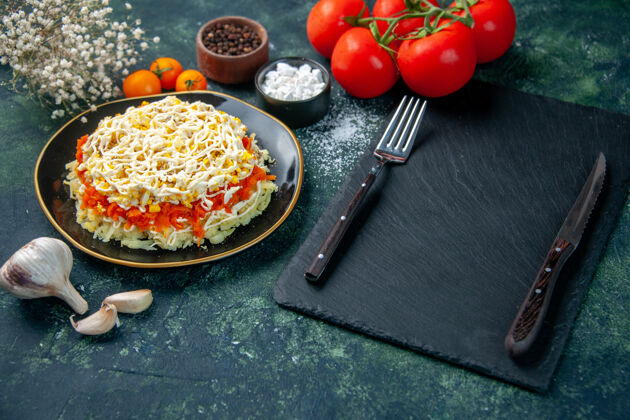 晚餐前视图含羞草沙拉内盘与调味品和深蓝色表面上的红色西红柿照片美食节日生日厨房餐色食品颜色前面厨房