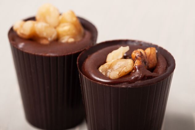 食物选择焦点拍摄的两个坚果巧克力顶部与白色背景巧克力奶油烘焙
