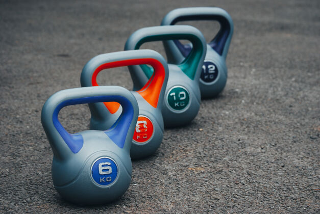 主题不同重量的壶铃特写镜头健身房健身物理