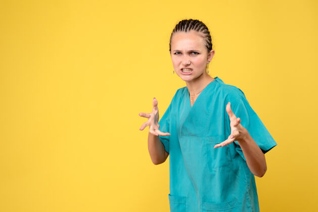 医院黄色办公桌上穿着医用衬衫的女医生健康情感covid-19病毒色护士医院人成人女性