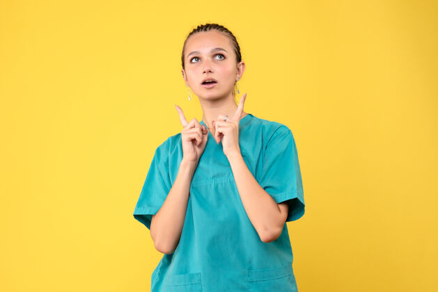 情感正面图女医生穿着医用衬衫 健康医护人员covid护士医院色彩情感成人黄色女士