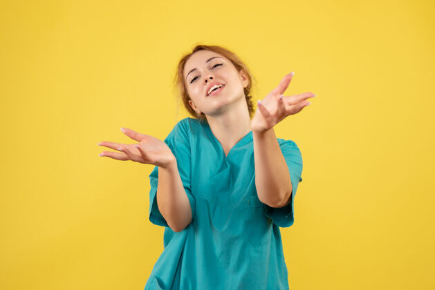 可爱前视图穿着医疗衬衫的女医生 颜色情感covid-19medichealth健康快乐肖像