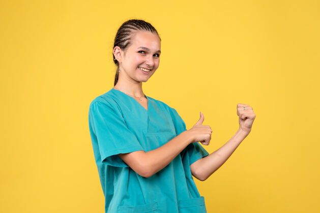 微笑正面图女医生穿着医用衬衫 病毒健康情感科维彩色医院人黄色女医生