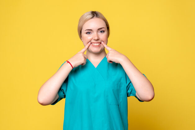 人前视图穿着医疗衬衫的女医生 大流行护士 医生医学黄色女性