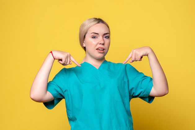 微笑前视图穿着医疗衬衫的女医生 医护人员 护士女人女医生流行病