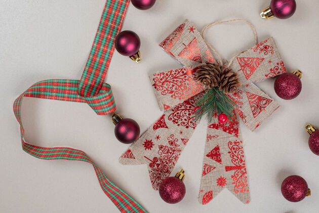 节日白色表面的圣诞蝴蝶结五颜六色圣诞弓玩具