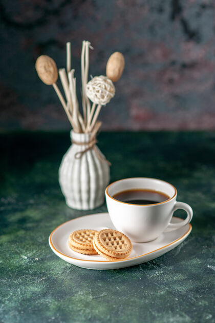 浓缩咖啡前视一杯茶在白色盘子上深色的墙上彩色早餐照片面包玻璃饮料杯子视野卡布奇诺