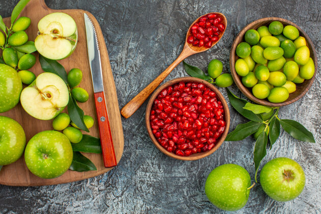 可食用水果顶部特写查看水果石榴匙苹果柑橘水果苹果刀板上新鲜食品饮食