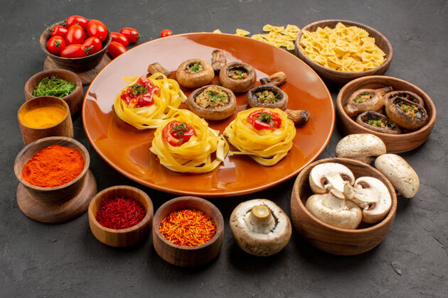餐厅前视图：深灰色餐桌上的蘑菇和调味品美食前面食物