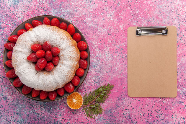 美味顶视图美味草莓馅饼与糖粉粉红色草莓盘子蛋糕