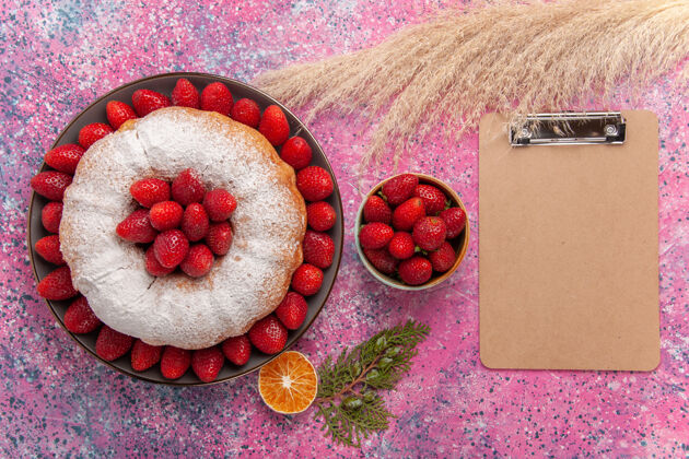 碗顶视图美味草莓馅饼与糖粉淡粉色草莓蛋糕美味