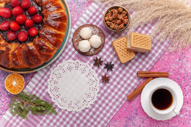 草莓俯瞰美味的草莓派 配华夫饼和一杯粉红色的茶椰子盘子蛋糕