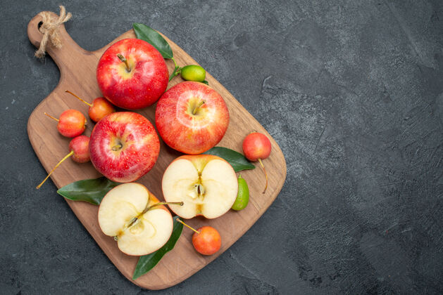 苹果从远处俯瞰切菜板上的苹果 樱桃 柑橘桃农产品可食用水果