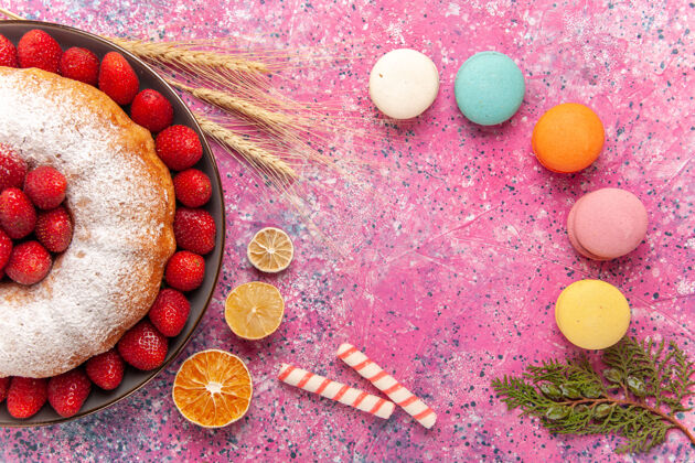 巧克力顶视图糖粉派草莓蛋糕与麦卡龙粉红早餐麦卡龙水果