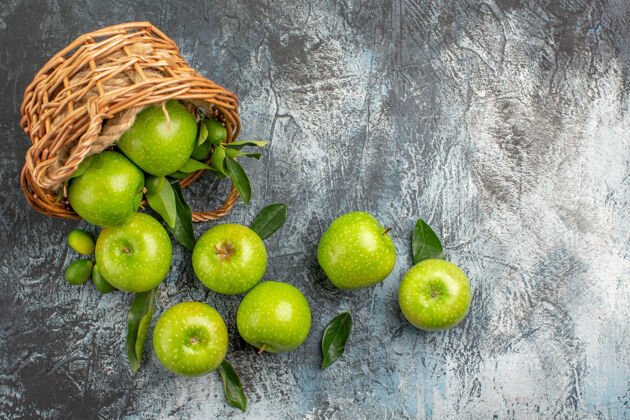 多汁从远处俯瞰苹果绿色的苹果和树叶在木篮里苹果新鲜营养