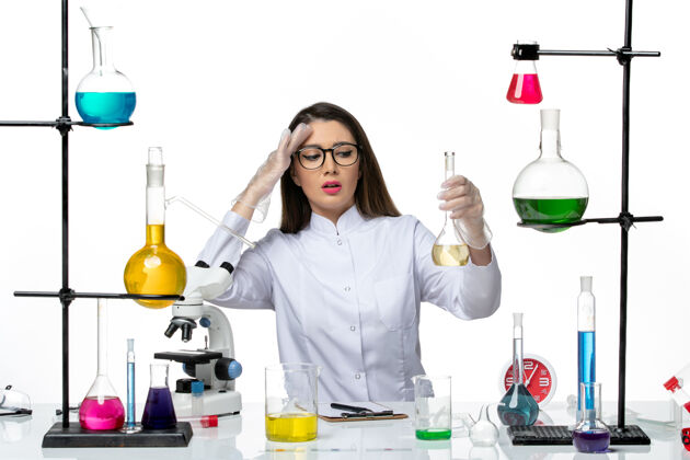 科学前视图穿着白色医疗服的女化学家正在处理白色背景的柯维病毒-科学大流行实验室病毒套装大流行卖家