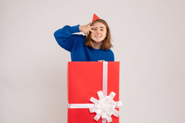 女人正面图红色礼品盒内的年轻女性年里面丝带