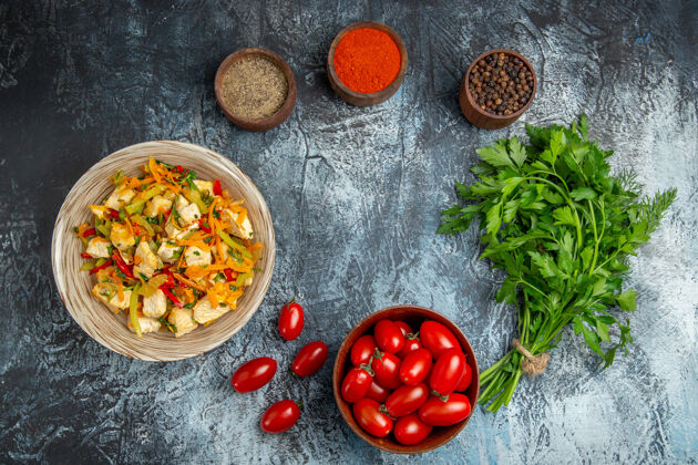 胡椒顶视图蔬菜鸡肉沙拉与调味品在轻背景美食晚餐背景