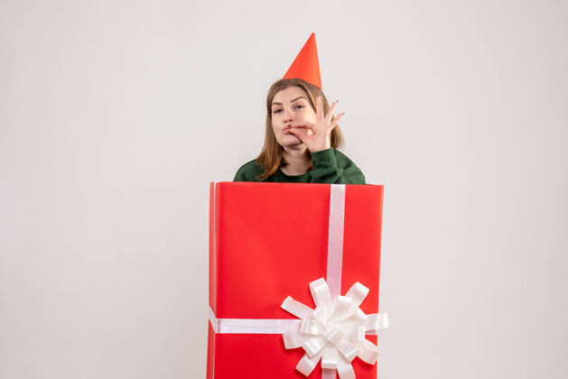 包装正面图红色礼品盒内的年轻女性庆祝惊喜年