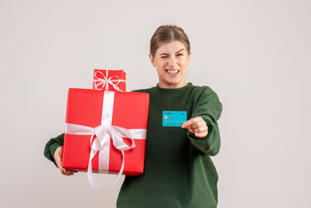 年前视图年轻女性带着圣诞礼物和银行卡举行银行欢呼