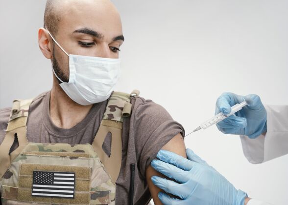 医生军人正在接种疫苗疫苗科学大流行