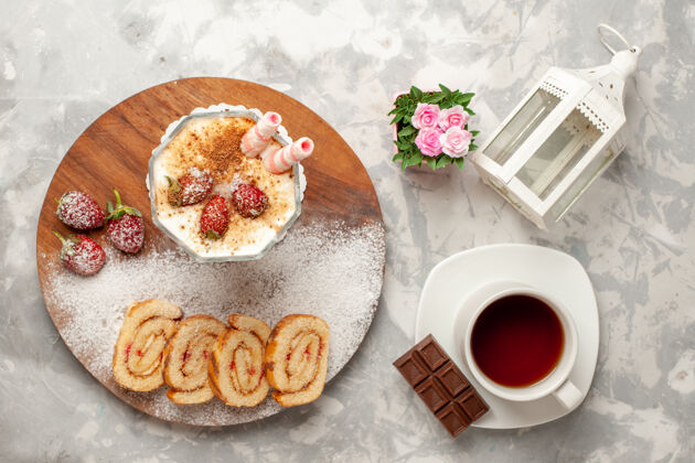 早餐俯瞰美味的草莓甜点和甜水果卷在白色空间甜点浆果杯子
