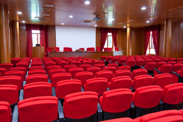 座位有红色扶手椅的会议中心观众公共大厅