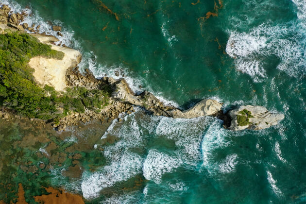 海岸空中拍摄的一个靠近大海的岛屿海洋景观海洋