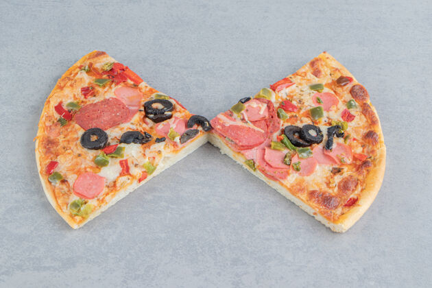 美味两片披萨摆在大理石上风味比萨饼晚餐