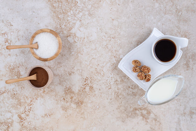 芳香一杯牛奶 小碗糖和咖啡粉 一杯咖啡和花生美味咖啡奶粉