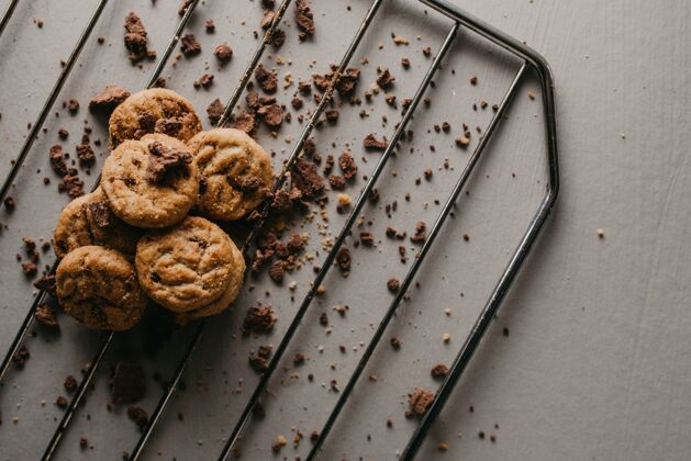 面包房头顶拍摄的烤网格与美味的圆形巧克力饼干圆形网格美味