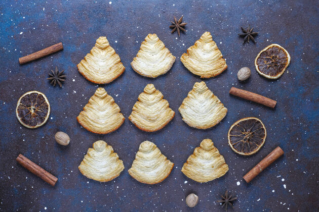 平铺圣诞树形状的酥皮饼干糖饼干小吃