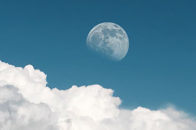 蓝色满月出现在白天下午晚些时候夜晚高风景