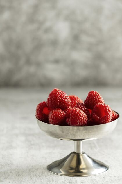 垂直碗里有美味的树莓吗？安排安排覆盆子食物