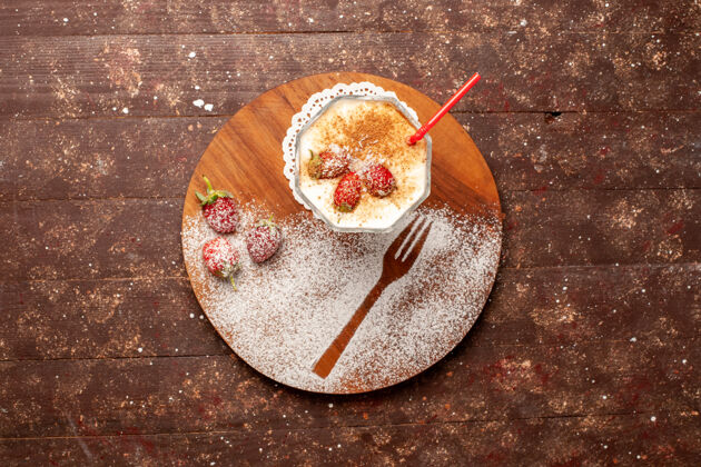 午餐在棕色的桌子上俯瞰美味的草莓甜点可食用的水果冰淇淋桌子