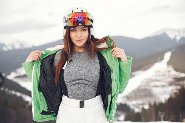 运动冬天山上的女人穿着滑雪服的女人空间成人自然