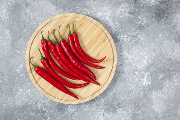 香料大理石表面的红辣椒木板顶视图红色辣椒
