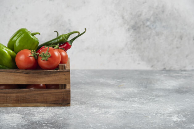 红色装满新鲜蔬菜的木箱放在大理石上食品蔬菜辣椒