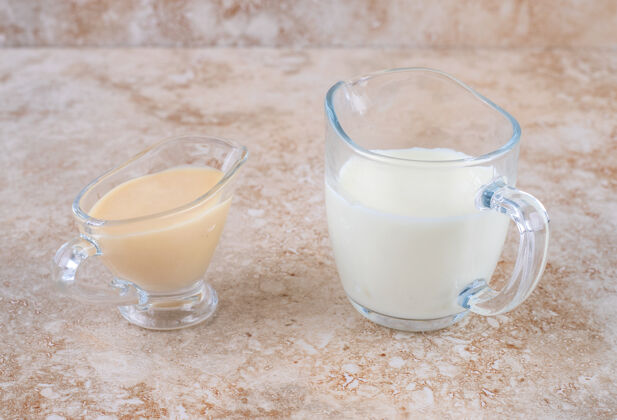 杯子一杯冰镇美味的牛奶放在大理石表面食品健康产品