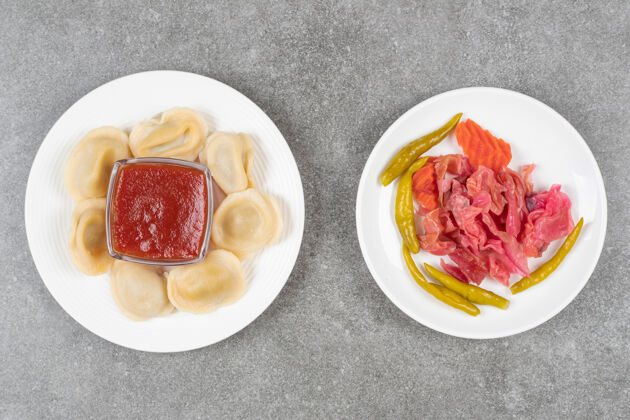 自制肉馅饺子和一盘泡菜卷心菜柠檬盘子