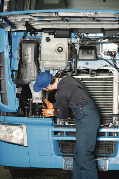 修理工拿着卡车工具的人穿制服的工人有毛病的卡车汽车工作制服