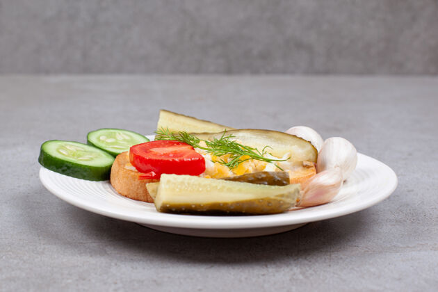 蔬菜白板炒鸡蛋泡菜面包莳萝切片大蒜